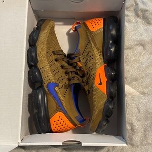 Nike Air Vapormax Flyknit 2 (SLIGHTLY USED 8.5-10)